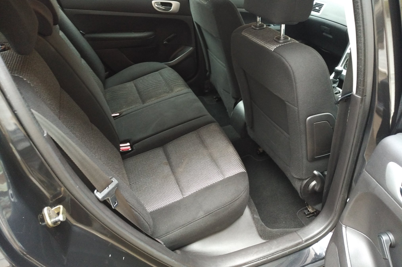 Illustration for article titled Colleague's Peugeot 307 clean.